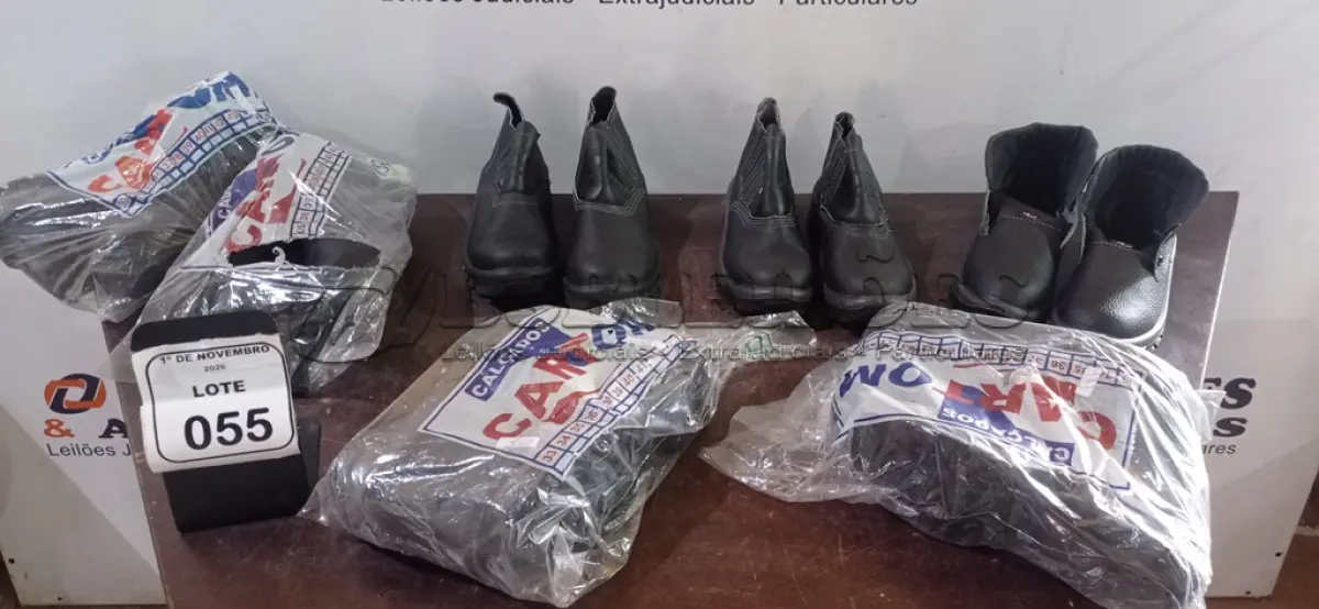LOTE 055 - 07 PARES DE BOTAS E.P.I. DE TAMANHOS DIVERSOS. (NO ESTADO) ATENÇÃO! FAZER A VISITAÇÃO ANTES DE ARREMATAR, NÃO SABEMOS SE FUNCIONA, LEILÃO NÃO TEM GARANTIA E NEM DEVOLUÇÃO, SUJEITO A POSSÍVEIS AVARIAS VISÍVEIS/OCULTAS E/OU AUSÊNCIA DE COMPONENTES.