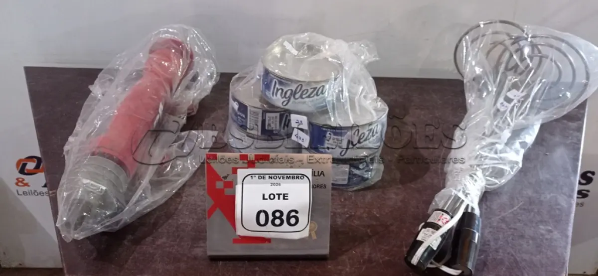 LOTE 086 - 01 EIXO PARA SERRA CIRCULAR N° 3-1, 02 EBULIDORES EM INOX ELÉTRICO E 05 LATAS DE CERA INGLESA DE 400G CADA. (NO ESTADO) ATENÇÃO! FAZER A VISITAÇÃO ANTES DE ARREMATAR, NÃO SABEMOS SE FUNCIONA, LEILÃO NÃO TEM GARANTIA E NEM DEVOLUÇÃO, SUJEITO A POSSÍVEIS AVARIAS VISÍVEIS/OCULTAS E/OU AUSÊNCIA DE COMPONENTES.