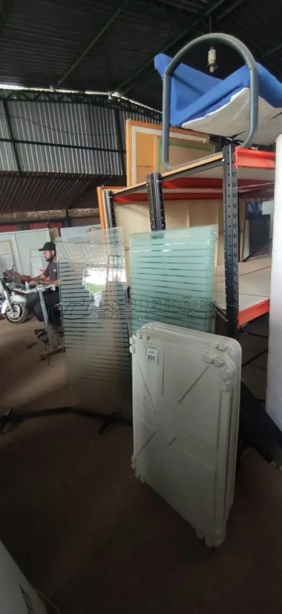 LOTE 300 - 06 VIDROS DE 1,65X0,75CM E 08 TAMPAS DE PLÁSTICOS. (NO ESTADO) ATENÇÃO! FAZER A VISITAÇÃO ANTES DE ARREMATAR, NÃO SABEMOS SE FUNCIONA, LEILÃO NÃO TEM GARANTIA E NEM DEVOLUÇÃO, SUJEITO A POSSÍVEIS AVARIAS VISÍVEIS/OCULTAS E/OU AUSÊNCIA DE COMPONENTES.