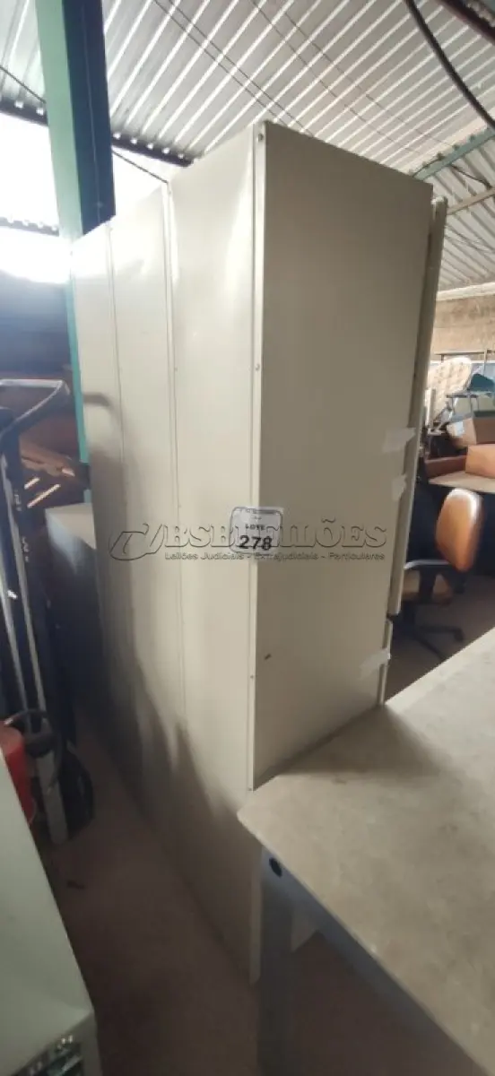 LOTE 278 - 01 ARMÁRIO ROUPEIRO DE AÇO COM 06 PORTAS. (NO ESTADO) ATENÇÃO! FAZER A VISITAÇÃO ANTES DE ARREMATAR, NÃO SABEMOS SE FUNCIONA, LEILÃO NÃO TEM GARANTIA E NEM DEVOLUÇÃO, SUJEITO A POSSÍVEIS AVARIAS VISÍVEIS/OCULTAS E/OU AUSÊNCIA DE COMPONENTES.