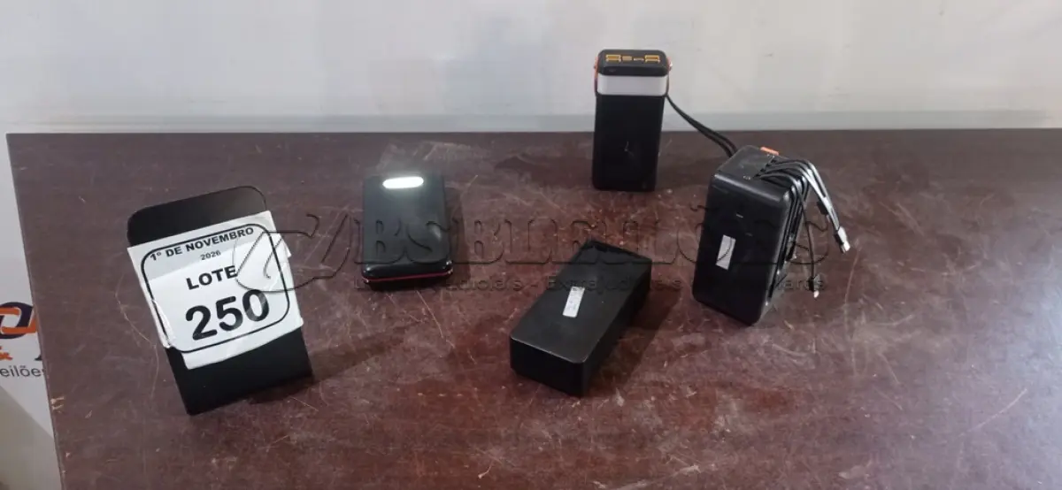 LOTE 250 - 04 POWER BANKS DE MARCAS E POTÊNCIAS DIVERSAS. (NO ESTADO) ATENÇÃO! FAZER A VISITAÇÃO ANTES DE ARREMATAR, NÃO SABEMOS SE FUNCIONA, LEILÃO NÃO TEM GARANTIA E NEM DEVOLUÇÃO, SUJEITO A POSSÍVEIS AVARIAS VISÍVEIS/OCULTAS E/OU AUSÊNCIA DE COMPONENTES.