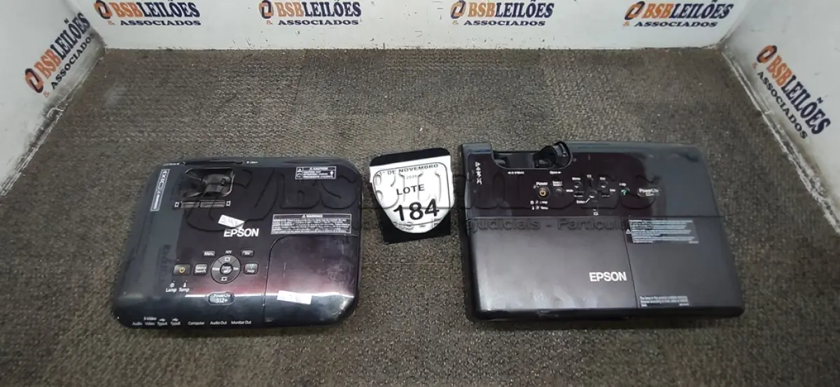 LOTE 184 - 02 PROJETORES MARCA EPSON SEM CABOS. (NO ESTADO) ATENÇÃO! FAZER A VISITAÇÃO ANTES DE ARREMATAR, NÃO SABEMOS SE FUNCIONA, LEILÃO NÃO TEM GARANTIA E NEM DEVOLUÇÃO, SUJEITO A POSSÍVEIS AVARIAS VISÍVEIS/OCULTAS E/OU AUSÊNCIA DE COMPONENTES.
