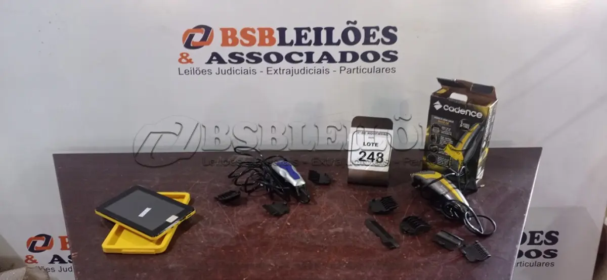 LOTE 248 - 02 MÁQUINAS DE CORTAR CABELO E 01 TABLET ESCOLAR MARCA CCE. (NO ESTADO) ATENÇÃO! FAZER A VISITAÇÃO ANTES DE ARREMATAR, NÃO SABEMOS SE FUNCIONA, LEILÃO NÃO TEM GARANTIA E NEM DEVOLUÇÃO, SUJEITO A POSSÍVEIS AVARIAS VISÍVEIS/OCULTAS E/OU AUSÊNCIA DE COMPONENTES.