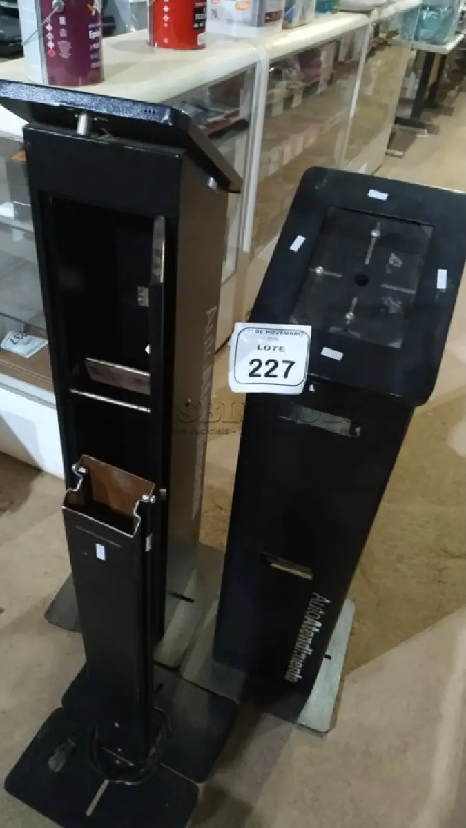 LOTE 227 - 03 BASES DE TERMINAIS DE AUTOATENDIMENTO SENDO 01 INCOMPLETO. (NO ESTADO) ATENÇÃO! FAZER A VISITAÇÃO ANTES DE ARREMATAR, NÃO SABEMOS SE FUNCIONA, LEILÃO NÃO TEM GARANTIA E NEM DEVOLUÇÃO, SUJEITO A POSSÍVEIS AVARIAS VISÍVEIS/OCULTAS E/OU AUSÊNCIA DE COMPONENTES.