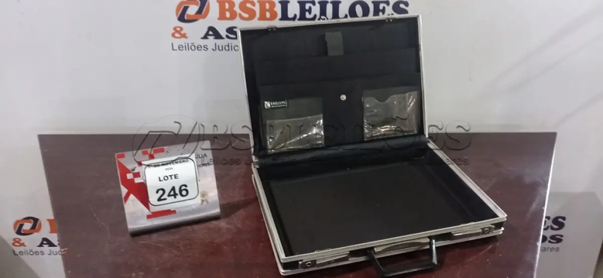 LOTE 246 - 01 PASTA EXECUTIVA EM COURO. (NO ESTADO) ATENÇÃO! FAZER A VISITAÇÃO ANTES DE ARREMATAR, NÃO SABEMOS SE FUNCIONA, LEILÃO NÃO TEM GARANTIA E NEM DEVOLUÇÃO, SUJEITO A POSSÍVEIS AVARIAS VISÍVEIS/OCULTAS E/OU AUSÊNCIA DE COMPONENTES.