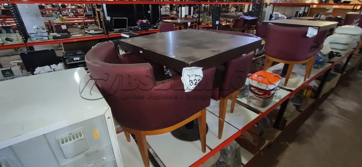 LOTE 321 - 02 CADEIRAS DE MADEIRA COM ASSENTOS ALMOFADADOS E 01 MESA DE MADEIRA COM TAMPO DE 70X68 CM. (NO ESTADO) ATENÇÃO! FAZER A VISITAÇÃO ANTES DE ARREMATAR, NÃO SABEMOS SE FUNCIONA, LEILÃO NÃO TEM GARANTIA E NEM DEVOLUÇÃO, SUJEITO A POSSÍVEIS AVARIAS VISÍVEIS/OCULTAS E/OU AUSÊNCIA DE COMPONENTES.