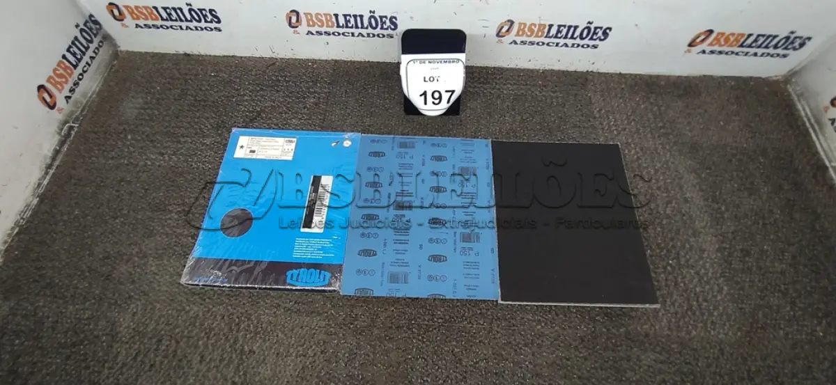 LOTE 197 - 01 LOTE COM GRANDE QUANTIDADE DE FOLHAS DE LIXA. (NO ESTADO) ATENÇÃO! FAZER A VISITAÇÃO ANTES DE ARREMATAR, NÃO SABEMOS SE FUNCIONA, LEILÃO NÃO TEM GARANTIA E NEM DEVOLUÇÃO, SUJEITO A POSSÍVEIS AVARIAS VISÍVEIS/OCULTAS E/OU AUSÊNCIA DE COMPONENTES.