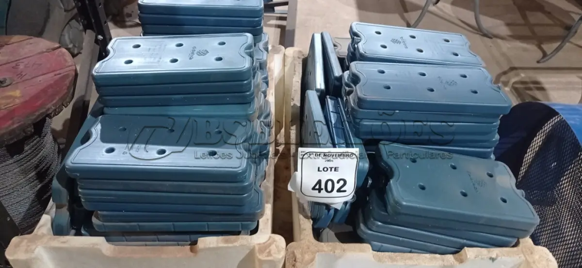 LOTE 402 - 01 LOTE COM GRANDE QUANTIDADE DE PLACAS DE GELO ARTIFICIAL REUTILIZÁVEL. (NO ESTADO) ATENÇÃO! FAZER A VISITAÇÃO ANTES DE ARREMATAR, NÃO SABEMOS SE FUNCIONA, LEILÃO NÃO TEM GARANTIA E NEM DEVOLUÇÃO, SUJEITO A POSSÍVEIS AVARIAS VISÍVEIS/OCULTAS E/OU AUSÊNCIA DE COMPONENTES.