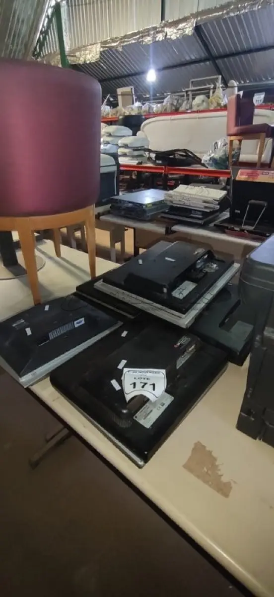 LOTE 171 - 10 MONITORES DE MARCAS E MODELOS DIVERSOS. (NO ESTADO) ATENÇÃO! FAZER A VISITAÇÃO ANTES DE ARREMATAR, NÃO SABEMOS SE FUNCIONA, LEILÃO NÃO TEM GARANTIA E NEM DEVOLUÇÃO, SUJEITO A POSSÍVEIS AVARIAS VISÍVEIS/OCULTAS E/OU AUSÊNCIA DE COMPONENTES.