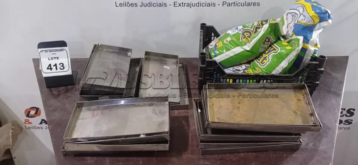 LOTE 413 - 03 PACOTES DE GRANULADO SANITÁRIO PARA PETS DE 4KG CADA E VÁRIAS BANDEJAS PEQUENAS DE INOX. (NO ESTADO) ATENÇÃO! FAZER A VISITAÇÃO ANTES DE ARREMATAR, NÃO SABEMOS SE FUNCIONA, LEILÃO NÃO TEM GARANTIA E NEM DEVOLUÇÃO, SUJEITO A POSSÍVEIS AVARIAS VISÍVEIS/OCULTAS E/OU AUSÊNCIA DE COMPONENTES.