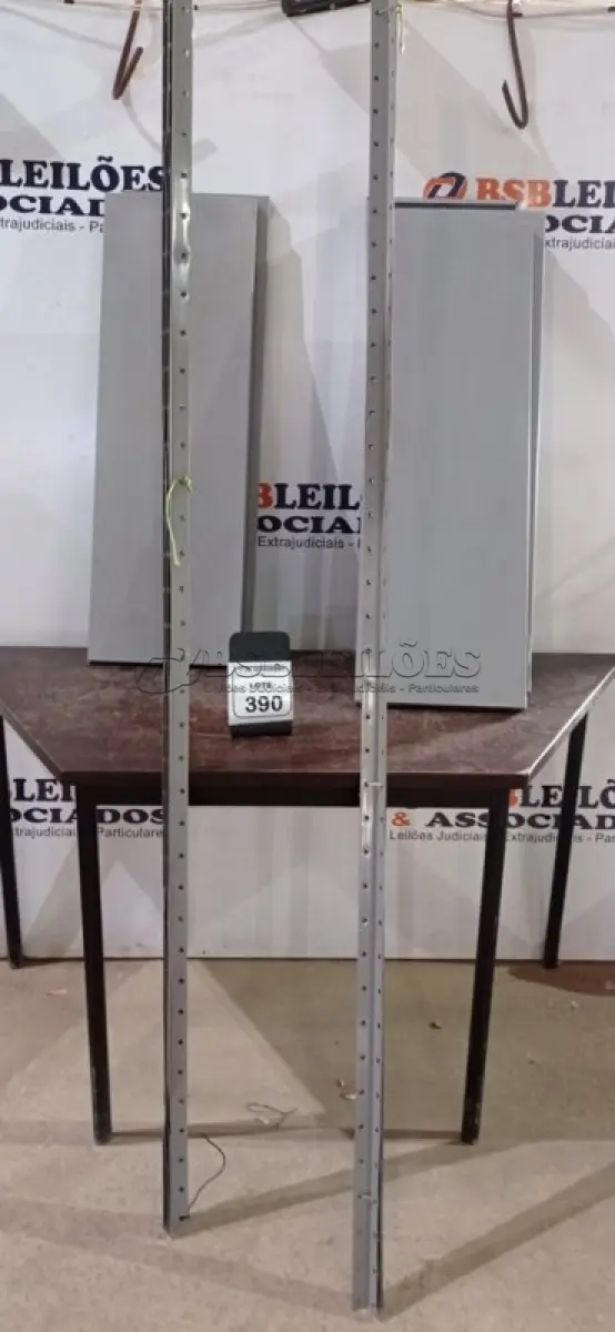 LOTE 390 - 02 ESTANTES DE FERRO DESMONTADAS DE APROXIMADAMENTE 1,95X0,95M COM 06 PRATELEIRAS CADA. (NO ESTADO) ATENÇÃO! FAZER A VISITAÇÃO ANTES DE ARREMATAR, NÃO SABEMOS SE FUNCIONA, LEILÃO NÃO TEM GARANTIA E NEM DEVOLUÇÃO, SUJEITO A POSSÍVEIS AVARIAS VISÍVEIS/OCULTAS E/OU AUSÊNCIA DE COMPONENTES.