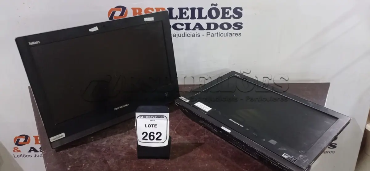 LOTE 262 - 02 COMPUTADORES ALL IN ONE SÉRIE THINKCARE MARCA LENOVO. (NO ESTADO) ATENÇÃO! FAZER A VISITAÇÃO ANTES DE ARREMATAR, NÃO SABEMOS SE FUNCIONA, LEILÃO NÃO TEM GARANTIA E NEM DEVOLUÇÃO, SUJEITO A POSSÍVEIS AVARIAS VISÍVEIS/OCULTAS E/OU AUSÊNCIA DE COMPONENTES.