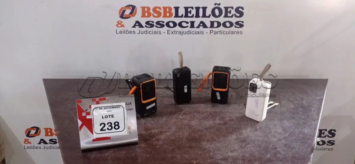 LOTE 238 - 04 POWER BANKS DE MARCAS E POTÊNCIAS DIVERSAS. (NO ESTADO) ATENÇÃO! FAZER A VISITAÇÃO ANTES DE ARREMATAR, NÃO SABEMOS SE FUNCIONA, LEILÃO NÃO TEM GARANTIA E NEM DEVOLUÇÃO, SUJEITO A POSSÍVEIS AVARIAS VISÍVEIS/OCULTAS E/OU AUSÊNCIA DE COMPONENTES.