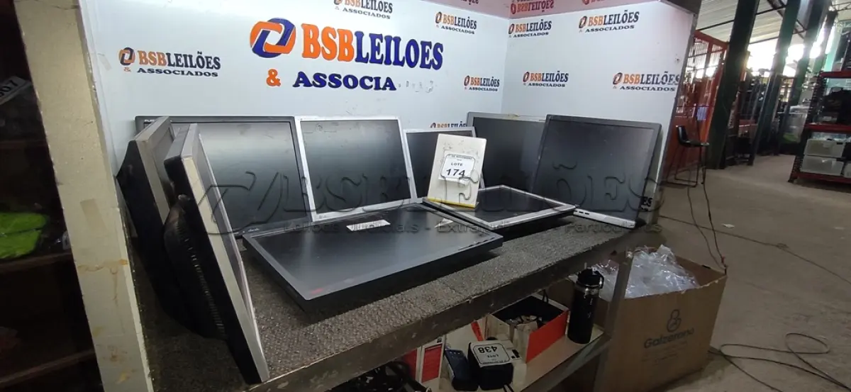LOTE 174 - 09 MONITORES DE MARCAS E MODELOS DIVERSOS. (NO ESTADO) ATENÇÃO! FAZER A VISITAÇÃO ANTES DE ARREMATAR, NÃO SABEMOS SE FUNCIONA, LEILÃO NÃO TEM GARANTIA E NEM DEVOLUÇÃO, SUJEITO A POSSÍVEIS AVARIAS VISÍVEIS/OCULTAS E/OU AUSÊNCIA DE COMPONENTES.
