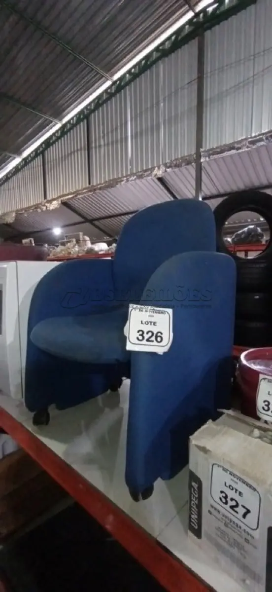 LOTE 326 - 01 CADEIRA POLTRONA COM RODINHAS NA COR AZUL. (NO ESTADO) ATENÇÃO! FAZER A VISITAÇÃO ANTES DE ARREMATAR, NÃO SABEMOS SE FUNCIONA, LEILÃO NÃO TEM GARANTIA E NEM DEVOLUÇÃO, SUJEITO A POSSÍVEIS AVARIAS VISÍVEIS/OCULTAS E/OU AUSÊNCIA DE COMPONENTES.