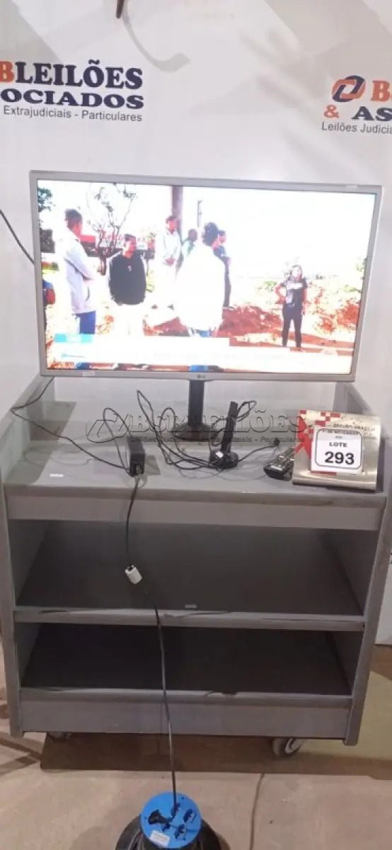 LOTE 293 - 01 CARRINHO DE MADEIRA COM 02 PRATELEIRAS COM 01 TV DE 32’’ MARCA LG ACOPLADA. (NO ESTADO) ATENÇÃO! FAZER A VISITAÇÃO ANTES DE ARREMATAR, NÃO SABEMOS SE FUNCIONA, LEILÃO NÃO TEM GARANTIA E NEM DEVOLUÇÃO, SUJEITO A POSSÍVEIS AVARIAS VISÍVEIS/OCULTAS E/OU AUSÊNCIA DE COMPONENTES.