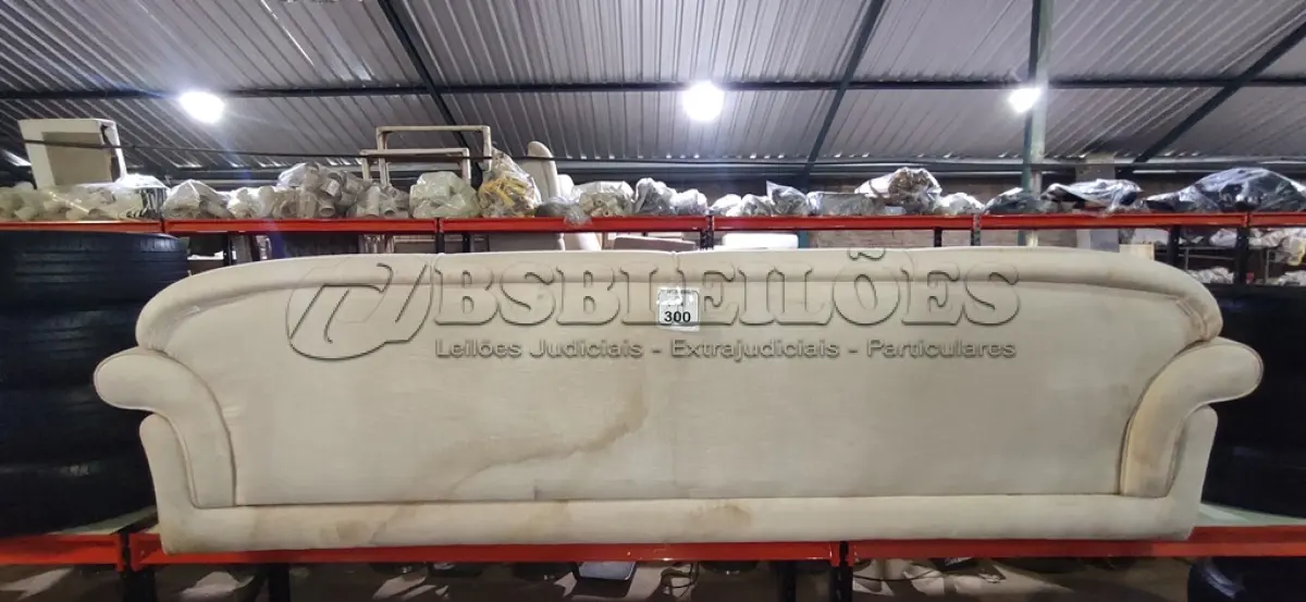 LOTE 300 - 01 SOFÁ DE 04 LUGARES NA COR BRANCO. (NO ESTADO) ATENÇÃO! FAZER A VISITAÇÃO ANTES DE ARREMATAR, NÃO SABEMOS SE FUNCIONA, LEILÃO NÃO TEM GARANTIA E NEM DEVOLUÇÃO, SUJEITO A POSSÍVEIS AVARIAS VISÍVEIS/OCULTAS E/OU AUSÊNCIA DE COMPONENTES.