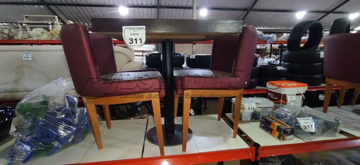 LOTE 311 - 02 CADEIRAS DE MADEIRA COM ASSENTOS ALMOFADADOS E 01 MESA DE MADEIRA COM TAMPO DE 70X68 CM. (NO ESTADO) ATENÇÃO! FAZER A VISITAÇÃO ANTES DE ARREMATAR, NÃO SABEMOS SE FUNCIONA, LEILÃO NÃO TEM GARANTIA E NEM DEVOLUÇÃO, SUJEITO A POSSÍVEIS AVARIAS VISÍVEIS/OCULTAS E/OU AUSÊNCIA DE COMPONENTES.