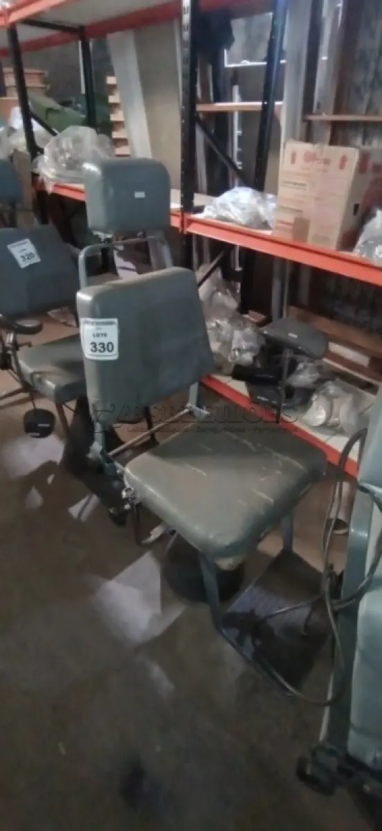 LOTE 330 - 01 POLTRONA DE COLETA DE SANGUE. (NO ESTADO) ATENÇÃO! FAZER A VISITAÇÃO ANTES DE ARREMATAR, NÃO SABEMOS SE FUNCIONA, LEILÃO NÃO TEM GARANTIA E NEM DEVOLUÇÃO, SUJEITO A POSSÍVEIS AVARIAS VISÍVEIS/OCULTAS E/OU AUSÊNCIA DE COMPONENTES.