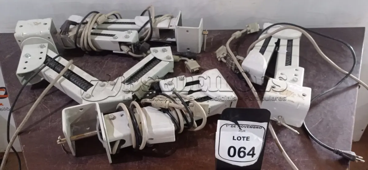 LOTE 064 - 04 SUPORTES PARA PROJETORES DE CURTA DISTÂNCIA. (NO ESTADO) ATENÇÃO! FAZER A VISITAÇÃO ANTES DE ARREMATAR, NÃO SABEMOS SE FUNCIONA, LEILÃO NÃO TEM GARANTIA E NEM DEVOLUÇÃO, SUJEITO A POSSÍVEIS AVARIAS VISÍVEIS/OCULTAS E/OU AUSÊNCIA DE COMPONENTES.