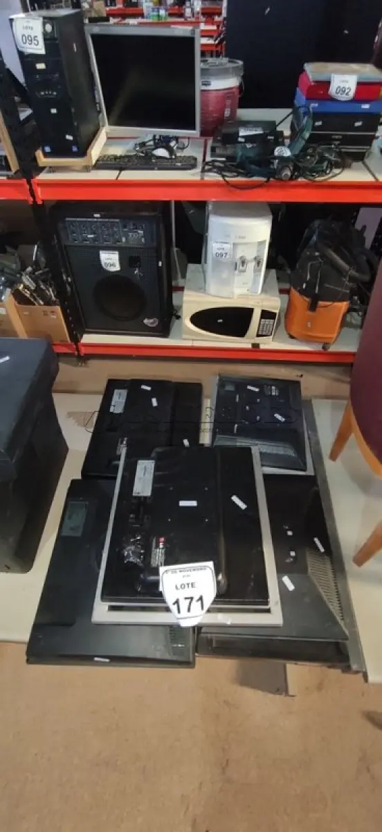 LOTE 171 - 10 MONITORES DE MARCAS E MODELOS DIVERSOS. (NO ESTADO) ATENÇÃO! FAZER A VISITAÇÃO ANTES DE ARREMATAR, NÃO SABEMOS SE FUNCIONA, LEILÃO NÃO TEM GARANTIA E NEM DEVOLUÇÃO, SUJEITO A POSSÍVEIS AVARIAS VISÍVEIS/OCULTAS E/OU AUSÊNCIA DE COMPONENTES.