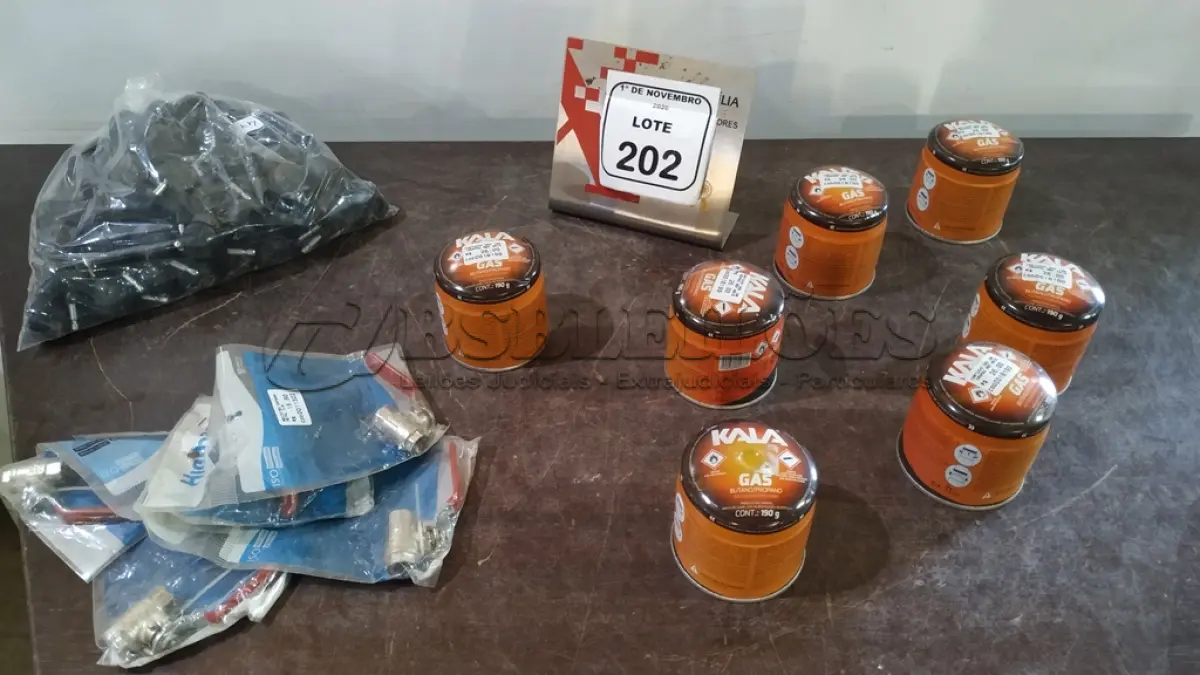 LOTE 202 - 07 LATAS REFIS CARTUCHO DE GÁS BUTANO/PROPANO DE 190G CADA MARCA KALA, 05 REGISTROS ESFERA DE 3/8 E GRANDE QUANTIDADE DE RODINHAS PARA MÓVEIS. (NO ESTADO) ATENÇÃO! FAZER A VISITAÇÃO ANTES DE ARREMATAR, NÃO SABEMOS SE FUNCIONA, LEILÃO NÃO TEM GARANTIA E NEM DEVOLUÇÃO, SUJEITO A POSSÍVEIS AVARIAS VISÍVEIS/OCULTAS E/OU AUSÊNCIA DE COMPONENTES.