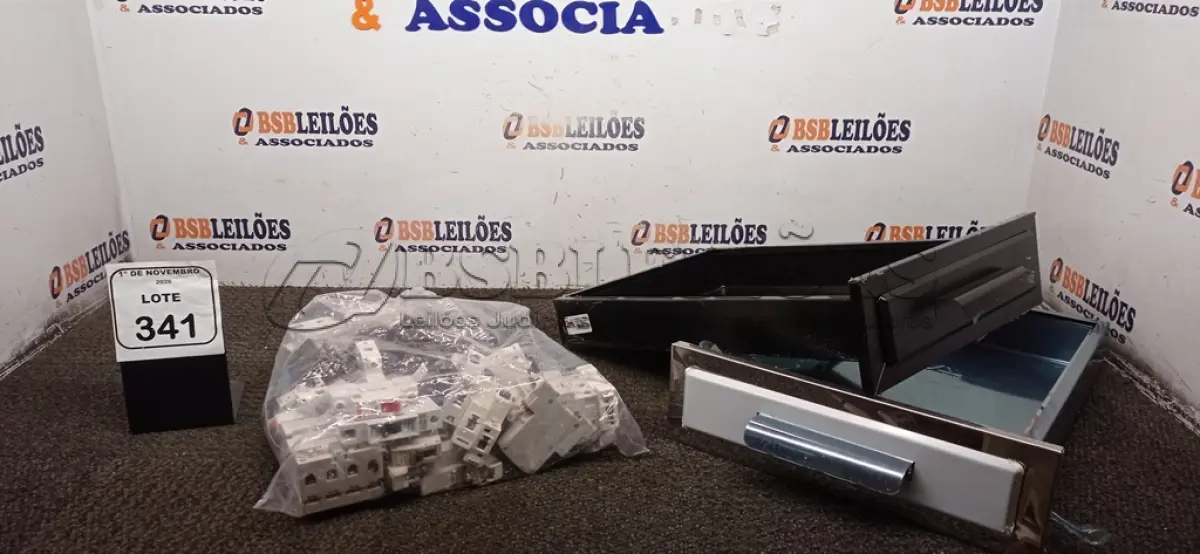 LOTE 341 - 02 GAVETAS DE INOX DE 30X45CM E VÁRIOS DISJUNTORES DE MODELOS DIVERSOS. (NO ESTADO) ATENÇÃO! FAZER A VISITAÇÃO ANTES DE ARREMATAR, NÃO SABEMOS SE FUNCIONA, LEILÃO NÃO TEM GARANTIA E NEM DEVOLUÇÃO, SUJEITO A POSSÍVEIS AVARIAS VISÍVEIS/OCULTAS E/OU AUSÊNCIA DE COMPONENTES.