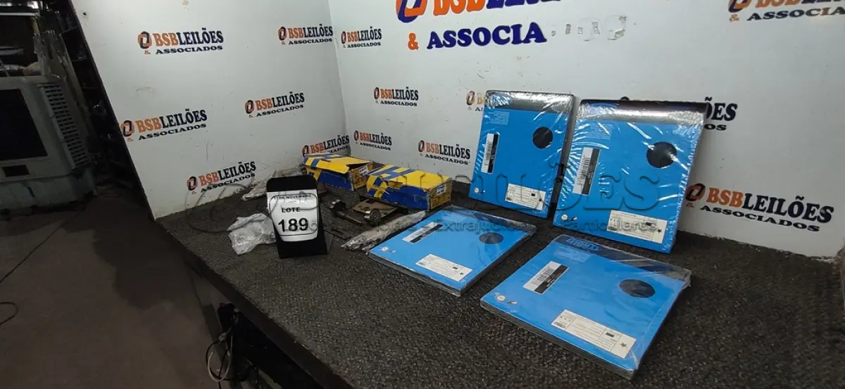 LOTE 189 - 01 LOTE COM GRANDE QUANTIDADE DE FOLHAS DE LIXA E 02 FECHADURAS. (NO ESTADO) ATENÇÃO! FAZER A VISITAÇÃO ANTES DE ARREMATAR, NÃO SABEMOS SE FUNCIONA, LEILÃO NÃO TEM GARANTIA E NEM DEVOLUÇÃO, SUJEITO A POSSÍVEIS AVARIAS VISÍVEIS/OCULTAS E/OU AUSÊNCIA DE COMPONENTES.
