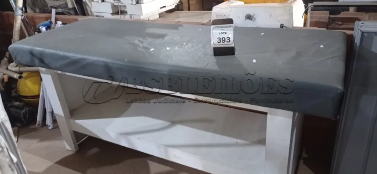 LOTE 393 - 01 MACA DE MASSAGEM COM BASE EM MADEIRA DE 1,90X0,70. (NO ESTADO) ATENÇÃO! FAZER A VISITAÇÃO ANTES DE ARREMATAR, NÃO SABEMOS SE FUNCIONA, LEILÃO NÃO TEM GARANTIA E NEM DEVOLUÇÃO, SUJEITO A POSSÍVEIS AVARIAS VISÍVEIS/OCULTAS E/OU AUSÊNCIA DE COMPONENTES.