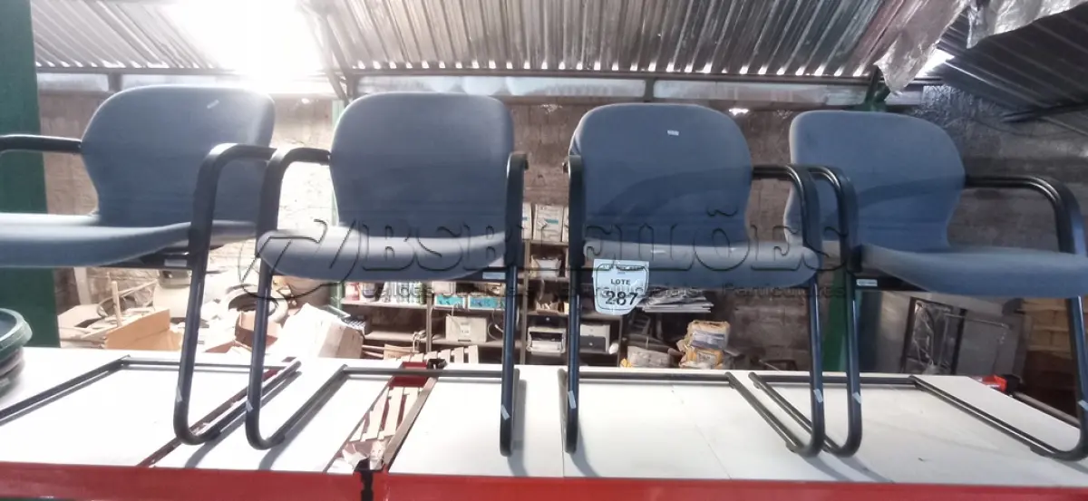 LOTE 287 - 04 CADEIRAS DE PÉS FIXOS NA COR CINZA. (NO ESTADO) ATENÇÃO! FAZER A VISITAÇÃO ANTES DE ARREMATAR, NÃO SABEMOS SE FUNCIONA, LEILÃO NÃO TEM GARANTIA E NEM DEVOLUÇÃO, SUJEITO A POSSÍVEIS AVARIAS VISÍVEIS/OCULTAS E/OU AUSÊNCIA DE COMPONENTES.
