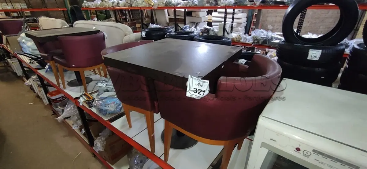 LOTE 321 - 02 CADEIRAS DE MADEIRA COM ASSENTOS ALMOFADADOS E 01 MESA DE MADEIRA COM TAMPO DE 70X68 CM. (NO ESTADO) ATENÇÃO! FAZER A VISITAÇÃO ANTES DE ARREMATAR, NÃO SABEMOS SE FUNCIONA, LEILÃO NÃO TEM GARANTIA E NEM DEVOLUÇÃO, SUJEITO A POSSÍVEIS AVARIAS VISÍVEIS/OCULTAS E/OU AUSÊNCIA DE COMPONENTES.