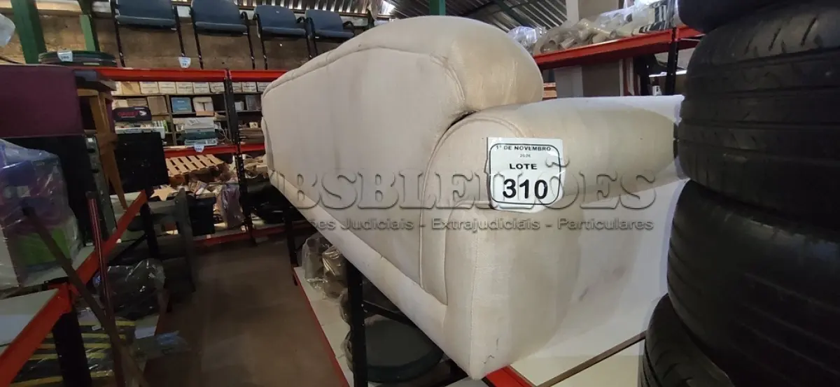 LOTE 310 - 01 SOFÁ DE 04 LUGARES NA COR BRANCO. (NO ESTADO) ATENÇÃO! FAZER A VISITAÇÃO ANTES DE ARREMATAR, NÃO SABEMOS SE FUNCIONA, LEILÃO NÃO TEM GARANTIA E NEM DEVOLUÇÃO, SUJEITO A POSSÍVEIS AVARIAS VISÍVEIS/OCULTAS E/OU AUSÊNCIA DE COMPONENTES.
