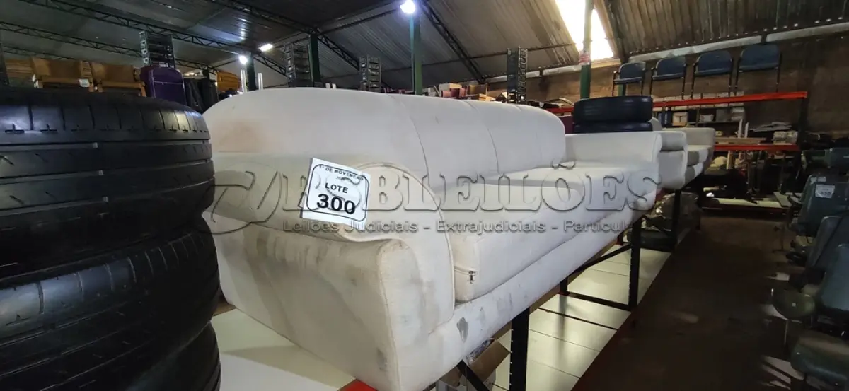 LOTE 300 - 01 SOFÁ DE 04 LUGARES NA COR BRANCO. (NO ESTADO) ATENÇÃO! FAZER A VISITAÇÃO ANTES DE ARREMATAR, NÃO SABEMOS SE FUNCIONA, LEILÃO NÃO TEM GARANTIA E NEM DEVOLUÇÃO, SUJEITO A POSSÍVEIS AVARIAS VISÍVEIS/OCULTAS E/OU AUSÊNCIA DE COMPONENTES.