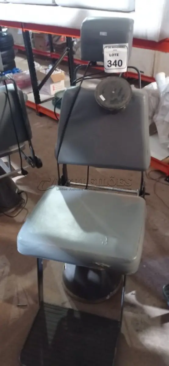 LOTE 340 - 01 POLTRONA DE COLETA DE SANGUE. (NO ESTADO) ATENÇÃO! FAZER A VISITAÇÃO ANTES DE ARREMATAR, NÃO SABEMOS SE FUNCIONA, LEILÃO NÃO TEM GARANTIA E NEM DEVOLUÇÃO, SUJEITO A POSSÍVEIS AVARIAS VISÍVEIS/OCULTAS E/OU AUSÊNCIA DE COMPONENTES.