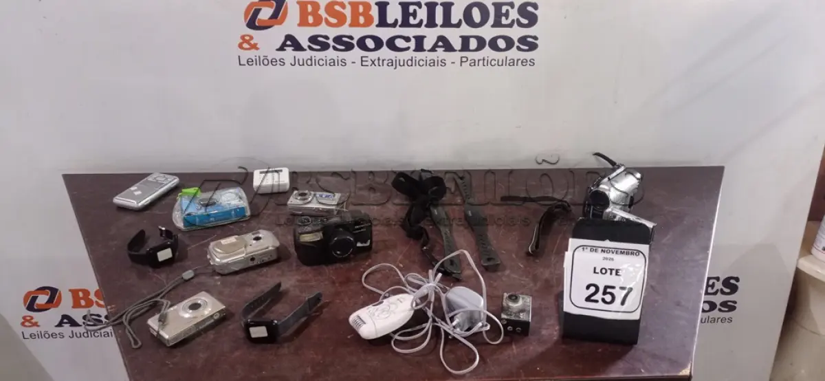 LOTE 257 - 02 TRANSMISSORES DE MONITOR CARDÍACO, 02 RELÓGIOS INTELIGENTES, 01 BALANÇA DE PRECISÃO, 01 DEPILADOR ELÉTRICO E 07 CÂMERAS FOTOGRÁFICAS DE MARCAS E MODELOS DIVERSOS. (NO ESTADO) ATENÇÃO! FAZER A VISITAÇÃO ANTES DE ARREMATAR, NÃO SABEMOS SE FUNCIONA, LEILÃO NÃO TEM GARANTIA E NEM DEVOLUÇÃO, SUJEITO A POSSÍVEIS AVARIAS VISÍVEIS/OCULTAS E/OU AUSÊNCIA DE COMPONENTES.