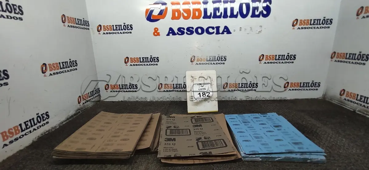 LOTE 182 - 01 LOTE COM GRANDE QUANTIDADE DE FOLHAS DE LIXA DE MARCAS E ESPESSURAS DIVERSAS. (NO ESTADO) ATENÇÃO! FAZER A VISITAÇÃO ANTES DE ARREMATAR, NÃO SABEMOS SE FUNCIONA, LEILÃO NÃO TEM GARANTIA E NEM DEVOLUÇÃO, SUJEITO A POSSÍVEIS AVARIAS VISÍVEIS/OCULTAS E/OU AUSÊNCIA DE COMPONENTES.