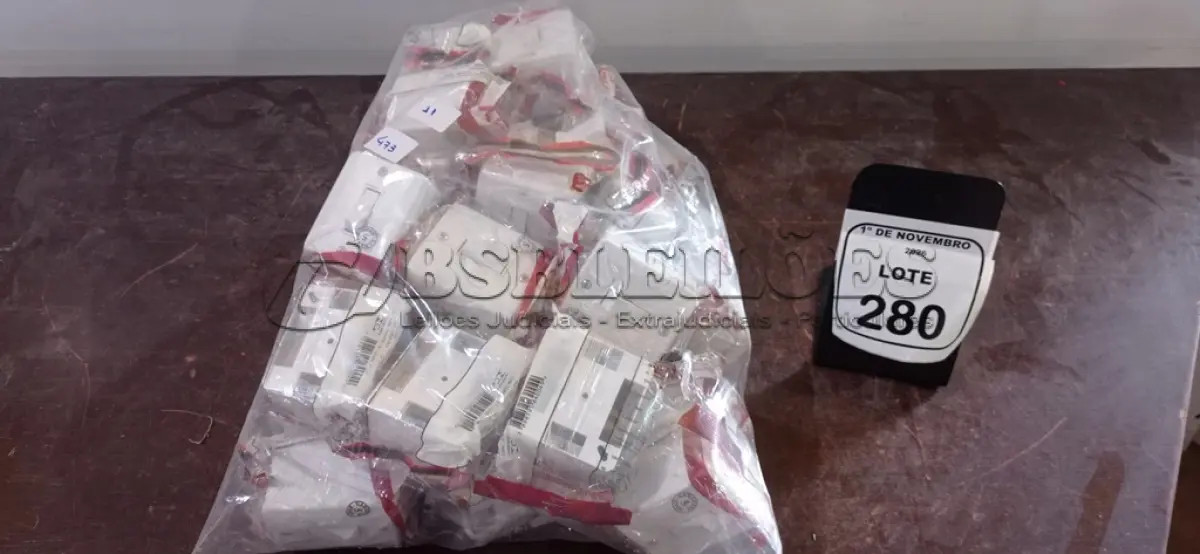 LOTE 280 - 01 LOTE COM GRANDE QUANTIDADE DE INTERRUPTORES. (NO ESTADO) ATENÇÃO! FAZER A VISITAÇÃO ANTES DE ARREMATAR, NÃO SABEMOS SE FUNCIONA, LEILÃO NÃO TEM GARANTIA E NEM DEVOLUÇÃO, SUJEITO A POSSÍVEIS AVARIAS VISÍVEIS/OCULTAS E/OU AUSÊNCIA DE COMPONENTES.