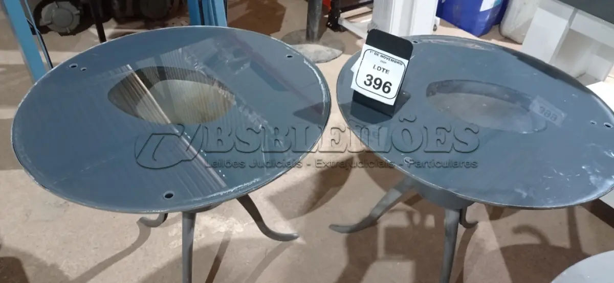 LOTE 396 - 02 MESAS DE CENTRO PEQUENAS REDONDAS. (NO ESTADO) ATENÇÃO! FAZER A VISITAÇÃO ANTES DE ARREMATAR, NÃO SABEMOS SE FUNCIONA, LEILÃO NÃO TEM GARANTIA E NEM DEVOLUÇÃO, SUJEITO A POSSÍVEIS AVARIAS VISÍVEIS/OCULTAS E/OU AUSÊNCIA DE COMPONENTES.
