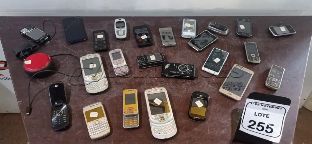 LOTE 255 - 01 CAIXINHA DE SOM E VÁRIOS CELULARES DE MODELOS ANTIGOS DE MARCAS E MODELOS DIVERSOS. (NO ESTADO) ATENÇÃO! FAZER A VISITAÇÃO ANTES DE ARREMATAR, NÃO SABEMOS SE FUNCIONA, LEILÃO NÃO TEM GARANTIA E NEM DEVOLUÇÃO, SUJEITO A POSSÍVEIS AVARIAS VISÍVEIS/OCULTAS E/OU AUSÊNCIA DE COMPONENTES.
