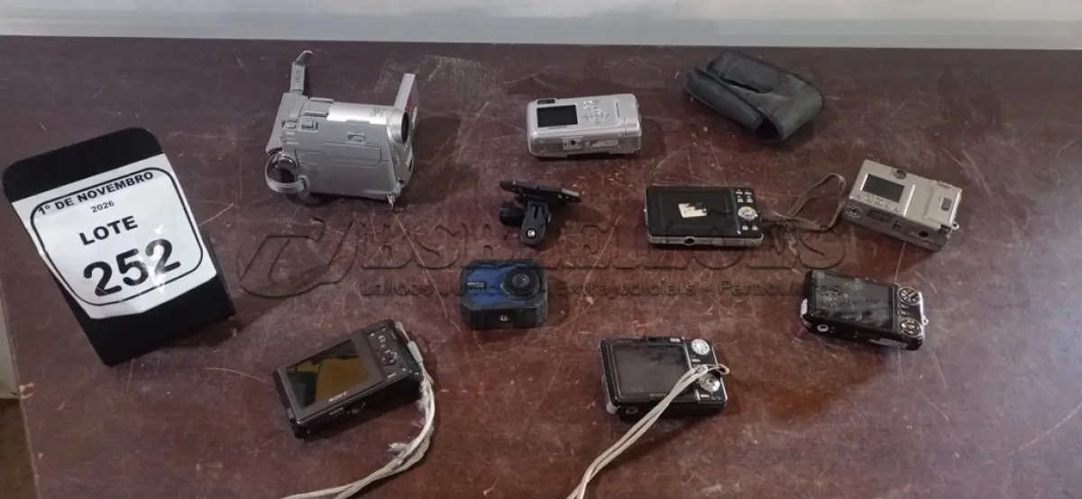 LOTE 252 - 05 CÂMERAS FOTOGRÁFICAS DE MARCAS E MODELOS DIVERSOS. (NO ESTADO) ATENÇÃO! FAZER A VISITAÇÃO ANTES DE ARREMATAR, NÃO SABEMOS SE FUNCIONA, LEILÃO NÃO TEM GARANTIA E NEM DEVOLUÇÃO, SUJEITO A POSSÍVEIS AVARIAS VISÍVEIS/OCULTAS E/OU AUSÊNCIA DE COMPONENTES.