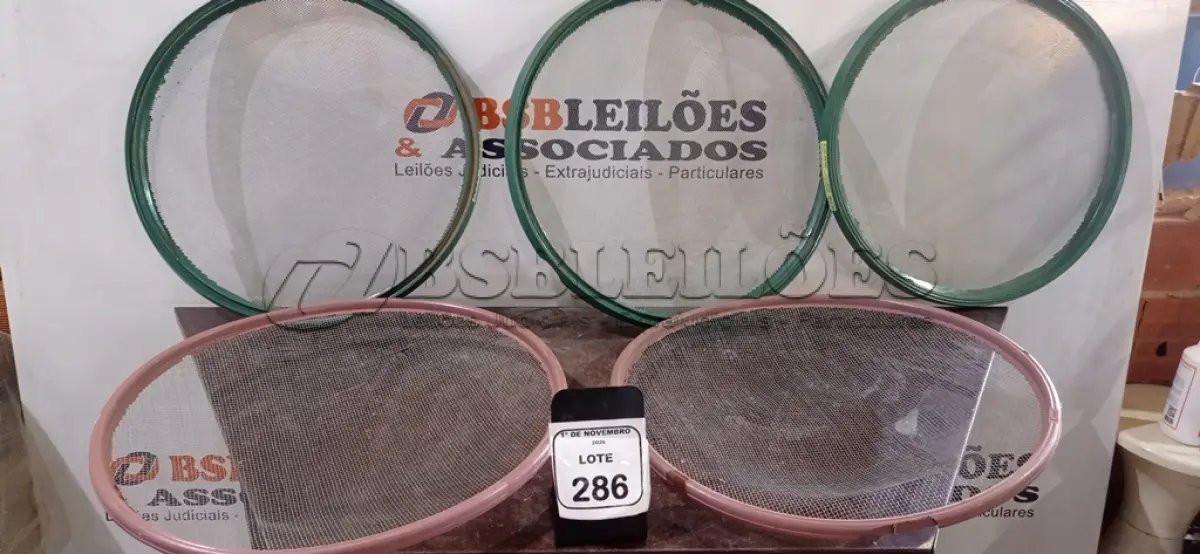 LOTE 286 - 05 PENEIRAS DE PEDREIRO. (NO ESTADO) ATENÇÃO! FAZER A VISITAÇÃO ANTES DE ARREMATAR, NÃO SABEMOS SE FUNCIONA, LEILÃO NÃO TEM GARANTIA E NEM DEVOLUÇÃO, SUJEITO A POSSÍVEIS AVARIAS VISÍVEIS/OCULTAS E/OU AUSÊNCIA DE COMPONENTES.