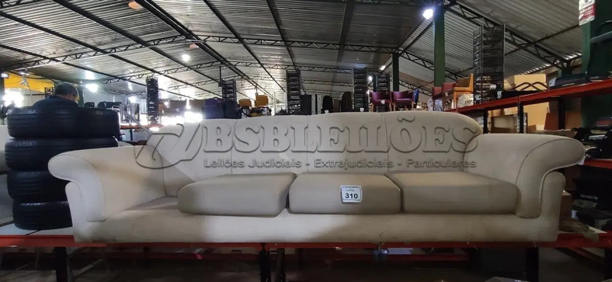 LOTE 310 - 01 SOFÁ DE 04 LUGARES NA COR BRANCO. (NO ESTADO) ATENÇÃO! FAZER A VISITAÇÃO ANTES DE ARREMATAR, NÃO SABEMOS SE FUNCIONA, LEILÃO NÃO TEM GARANTIA E NEM DEVOLUÇÃO, SUJEITO A POSSÍVEIS AVARIAS VISÍVEIS/OCULTAS E/OU AUSÊNCIA DE COMPONENTES.