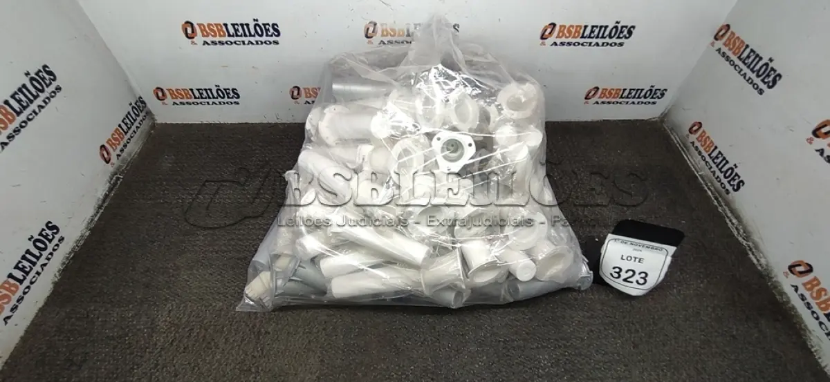 LOTE 323 - 01 LOTE COM GRANDE QUANTIDADE DE PÉS DE ENCAIXE DE PLÁSTICO PARA MÓVEIS. (NO ESTADO) ATENÇÃO! FAZER A VISITAÇÃO ANTES DE ARREMATAR, NÃO SABEMOS SE FUNCIONA, LEILÃO NÃO TEM GARANTIA E NEM DEVOLUÇÃO, SUJEITO A POSSÍVEIS AVARIAS VISÍVEIS/OCULTAS E/OU AUSÊNCIA DE COMPONENTES.