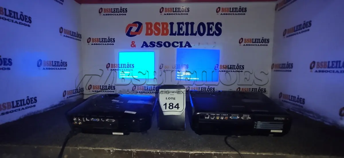 LOTE 184 - 02 PROJETORES MARCA EPSON SEM CABOS. (NO ESTADO) ATENÇÃO! FAZER A VISITAÇÃO ANTES DE ARREMATAR, NÃO SABEMOS SE FUNCIONA, LEILÃO NÃO TEM GARANTIA E NEM DEVOLUÇÃO, SUJEITO A POSSÍVEIS AVARIAS VISÍVEIS/OCULTAS E/OU AUSÊNCIA DE COMPONENTES.