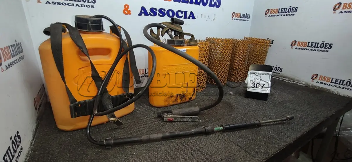 LOTE 307 - 02 PULVERIZADORES E 04 TELAS DE MALHA METAL AMARELA. (NO ESTADO) ATENÇÃO! FAZER A VISITAÇÃO ANTES DE ARREMATAR, NÃO SABEMOS SE FUNCIONA, LEILÃO NÃO TEM GARANTIA E NEM DEVOLUÇÃO, SUJEITO A POSSÍVEIS AVARIAS VISÍVEIS/OCULTAS E/OU AUSÊNCIA DE COMPONENTES.