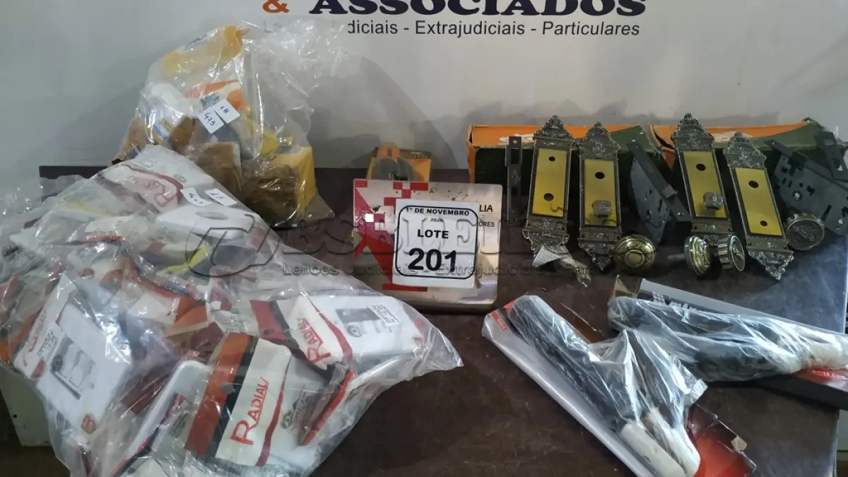 LOTE 201 - 03 PORTAS ELETRODOS, 02 FECHADURAS E GRANDE QUANTIDADE DE INTERRUPTORES E RELÉ FOTOELETRÔNICOS COM SOQUETE. (NO ESTADO) ATENÇÃO! FAZER A VISITAÇÃO ANTES DE ARREMATAR, NÃO SABEMOS SE FUNCIONA, LEILÃO NÃO TEM GARANTIA E NEM DEVOLUÇÃO, SUJEITO A POSSÍVEIS AVARIAS VISÍVEIS/OCULTAS E/OU AUSÊNCIA DE COMPONENTES.
