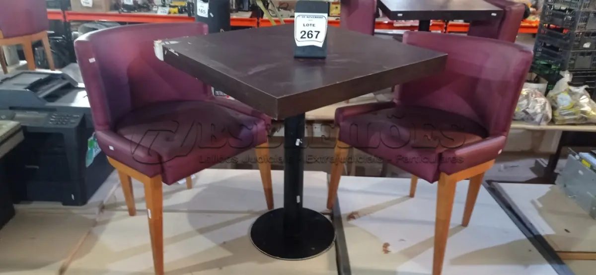 LOTE 267 - 02 CADEIRAS DE MADEIRA COM ASSENTOS ALMOFADADOS E 01 MESA DE MADEIRA COM TAMPO DE 70X68 CM. (NO ESTADO) ATENÇÃO! FAZER A VISITAÇÃO ANTES DE ARREMATAR, NÃO SABEMOS SE FUNCIONA, LEILÃO NÃO TEM GARANTIA E NEM DEVOLUÇÃO, SUJEITO A POSSÍVEIS AVARIAS VISÍVEIS/OCULTAS E/OU AUSÊNCIA DE COMPONENTES.