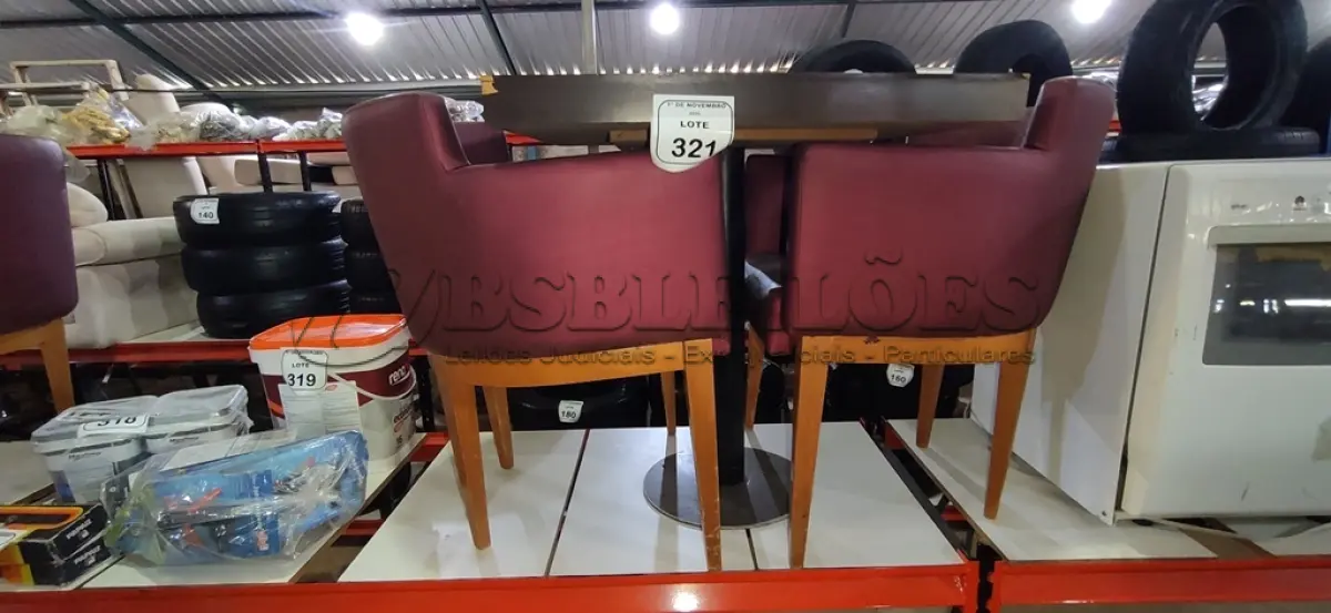 LOTE 321 - 02 CADEIRAS DE MADEIRA COM ASSENTOS ALMOFADADOS E 01 MESA DE MADEIRA COM TAMPO DE 70X68 CM. (NO ESTADO) ATENÇÃO! FAZER A VISITAÇÃO ANTES DE ARREMATAR, NÃO SABEMOS SE FUNCIONA, LEILÃO NÃO TEM GARANTIA E NEM DEVOLUÇÃO, SUJEITO A POSSÍVEIS AVARIAS VISÍVEIS/OCULTAS E/OU AUSÊNCIA DE COMPONENTES.