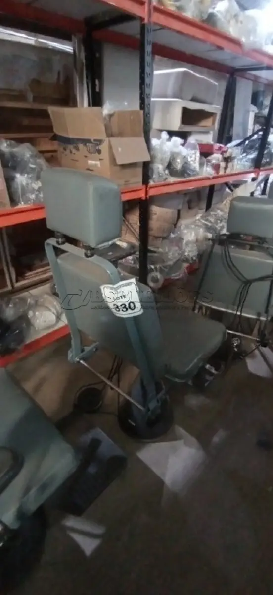 LOTE 330 - 01 POLTRONA DE COLETA DE SANGUE. (NO ESTADO) ATENÇÃO! FAZER A VISITAÇÃO ANTES DE ARREMATAR, NÃO SABEMOS SE FUNCIONA, LEILÃO NÃO TEM GARANTIA E NEM DEVOLUÇÃO, SUJEITO A POSSÍVEIS AVARIAS VISÍVEIS/OCULTAS E/OU AUSÊNCIA DE COMPONENTES.