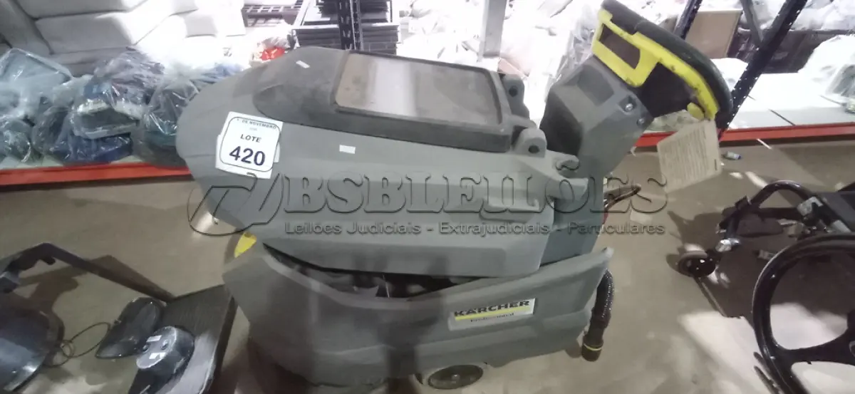 LOTE 420 - 01 MÁQUINA DE LAVAR PISOS PROFISSIONAL MODELO BD 50/50 C CLASSIC MARCA KARCHER. (NO ESTADO) ATENÇÃO! FAZER A VISITAÇÃO ANTES DE ARREMATAR, NÃO SABEMOS SE FUNCIONA, LEILÃO NÃO TEM GARANTIA E NEM DEVOLUÇÃO, SUJEITO A POSSÍVEIS AVARIAS VISÍVEIS/OCULTAS E/OU AUSÊNCIA DE COMPONENTES.
